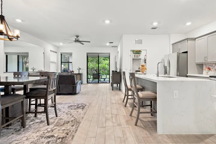 Open Floor concept Kitchen, Dining & Livingroom