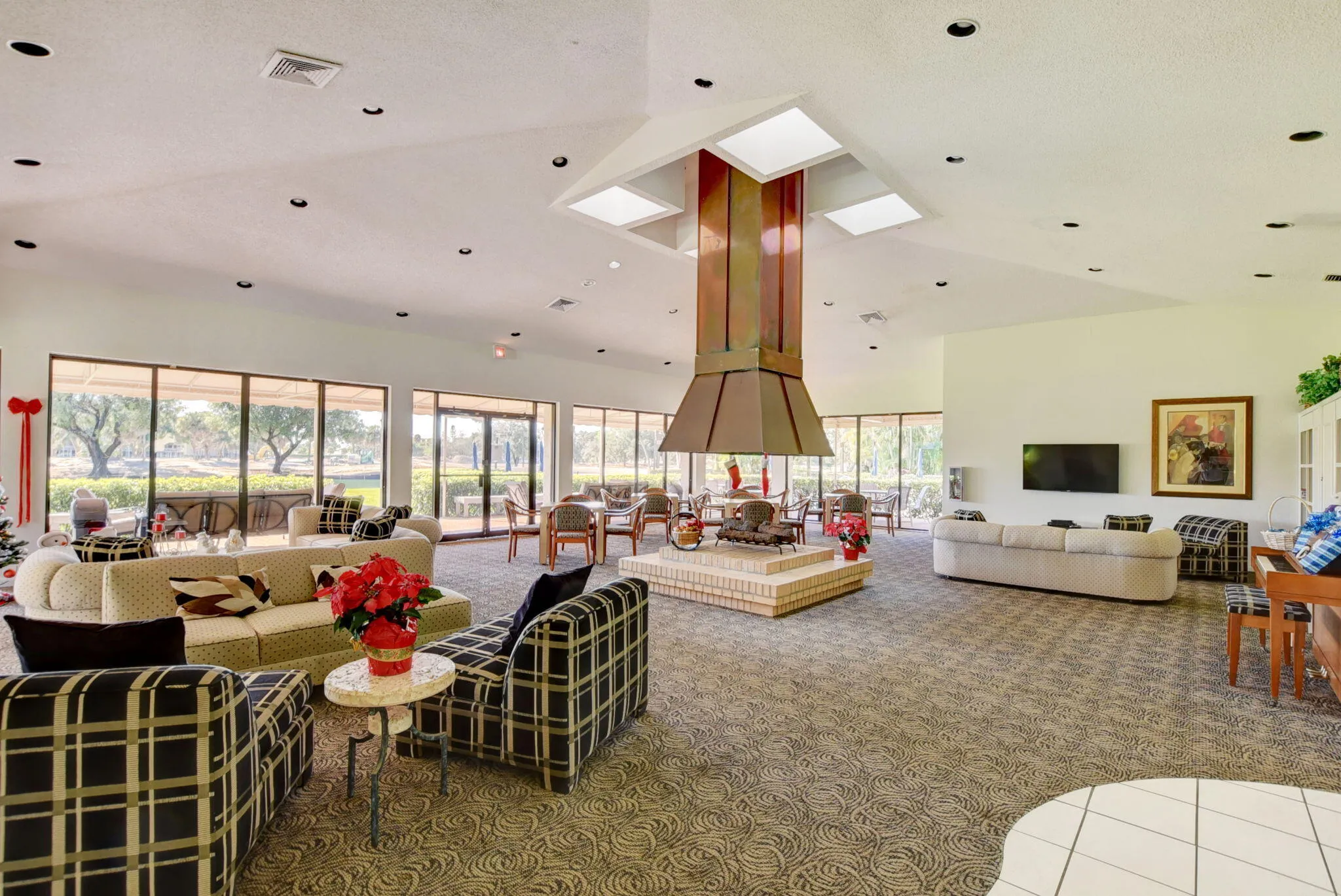 LOUNGE AREA