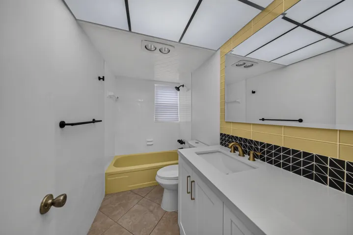 Guest Bath w/ Tub/Shower Combo