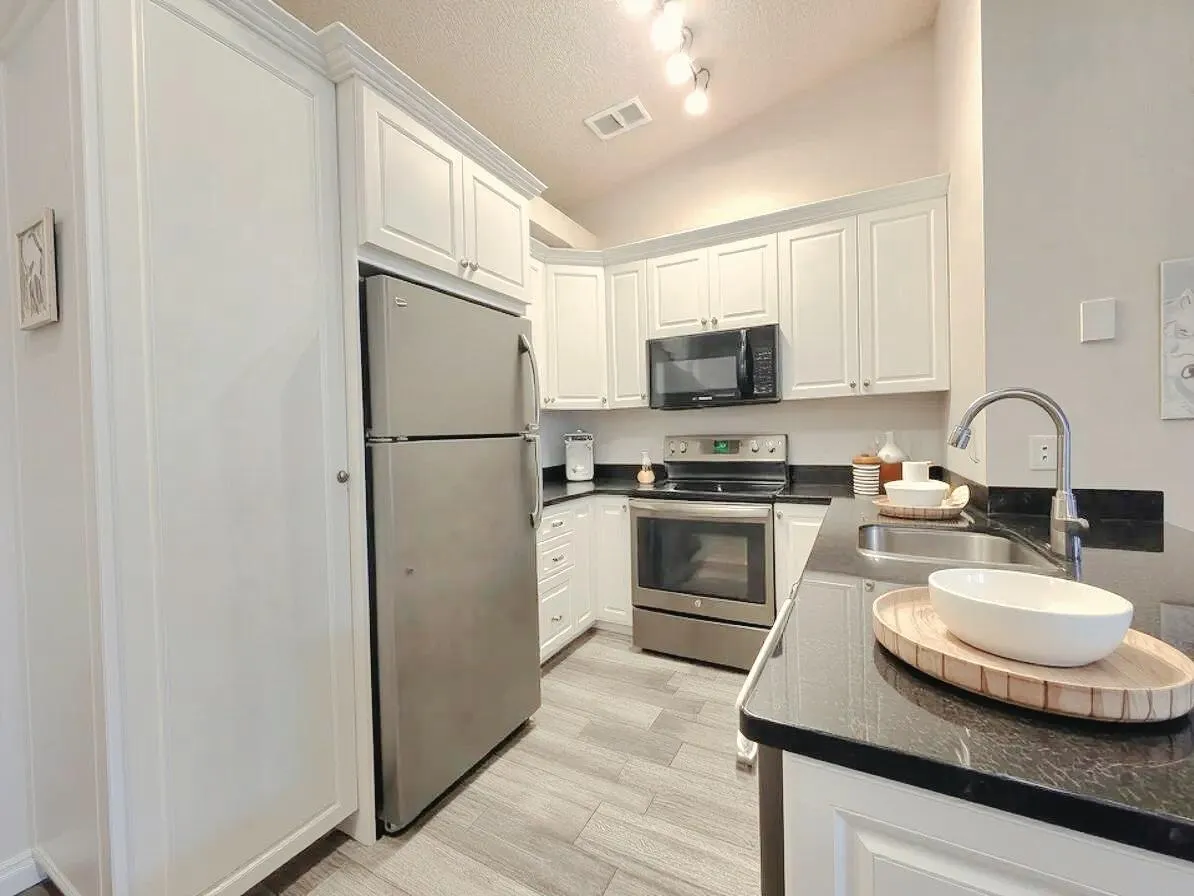 GORGEOUS KITCHEN WITH BEAUTIFUL WHITE CABINETRY & STAINLESS STEEL APPLIANCES. virtually staged.