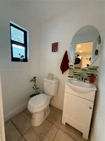 1/2 bath in main bath