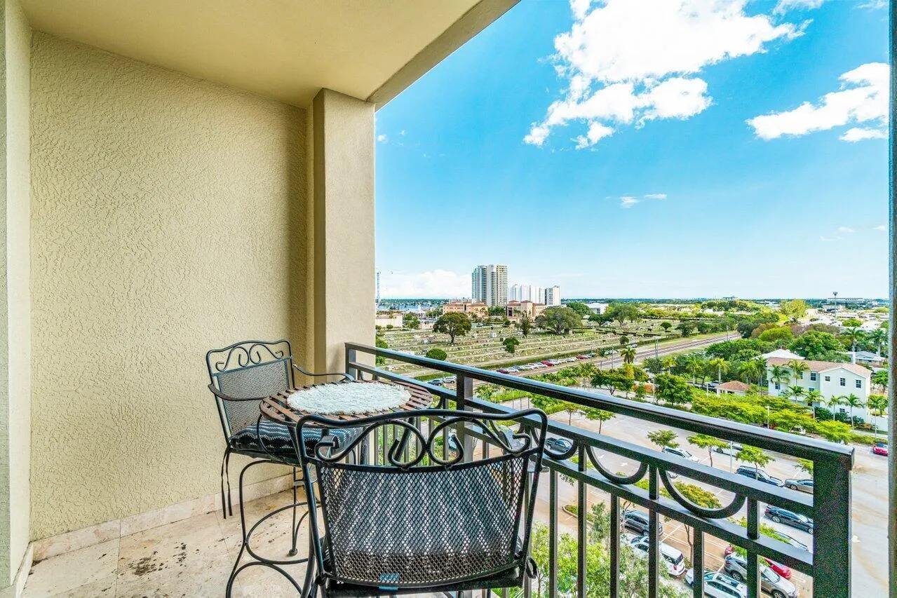 Top Floor Balcony, Expansive Views