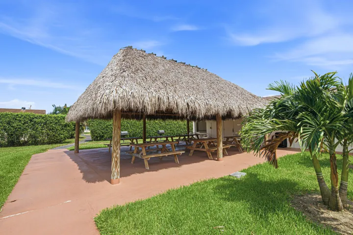 Amenities-Tiki BBQ
