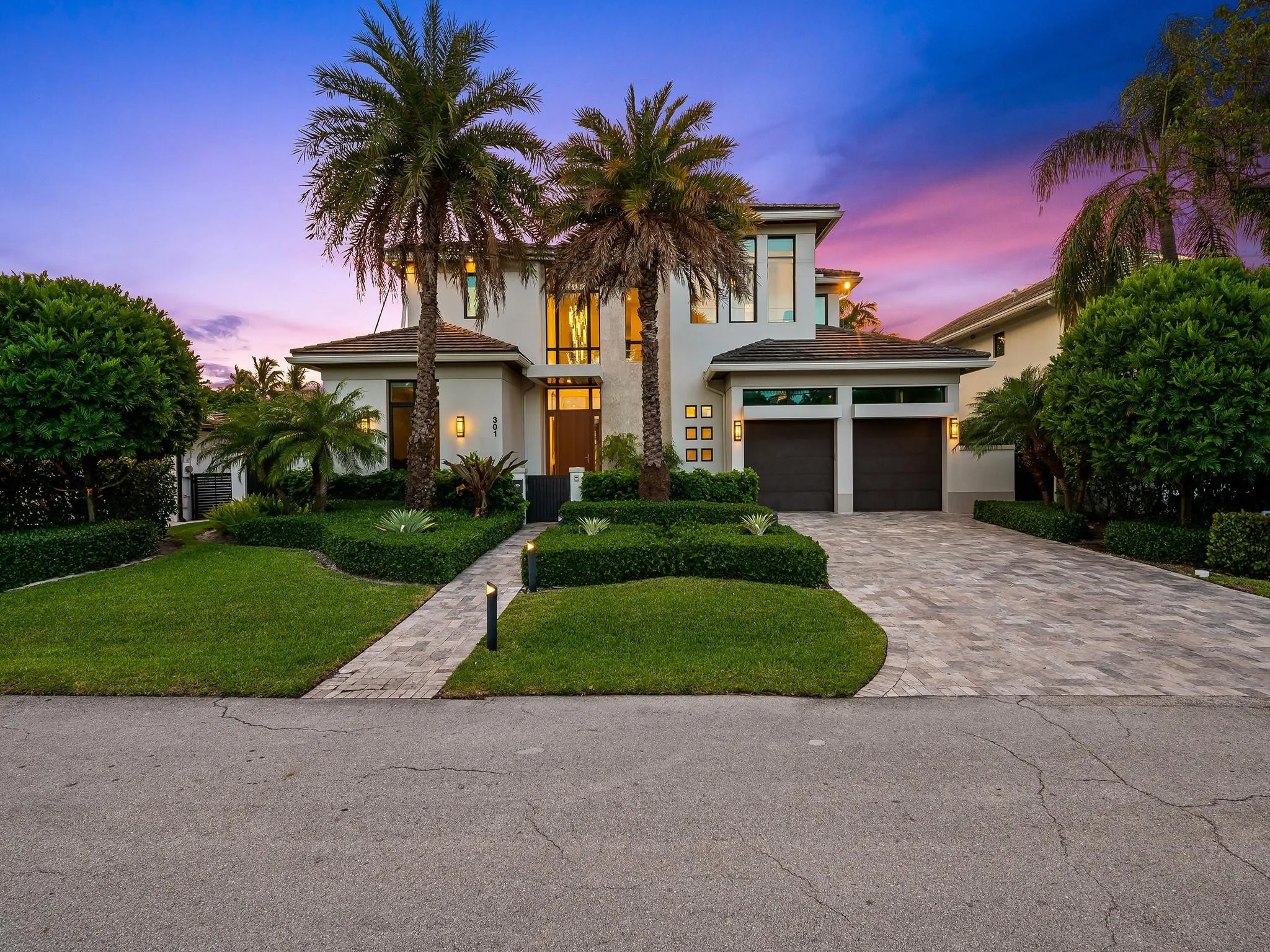 The stunner!! The twilight view of this beautiful Las Olas home, where the glow of dusk highlights its timeless beauty and elegant charm is magical.