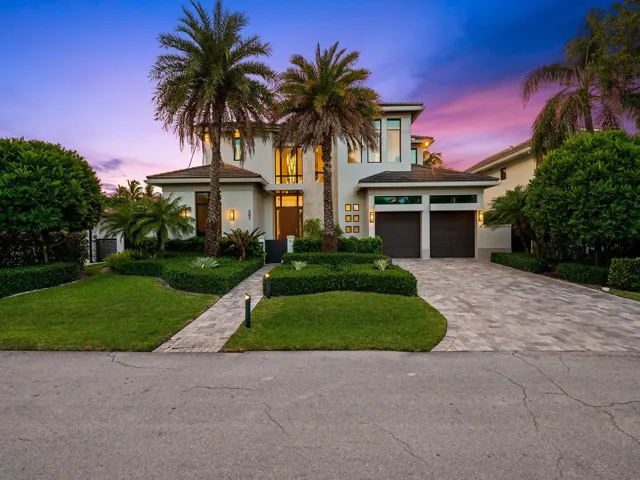 The stunner!! The twilight view of this beautiful Las Olas home, where the glow of dusk highlights its timeless beauty and elegant charm is magical.