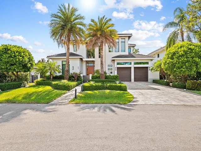 Gorgeous Las Olas property! This stunning home showcases the elegant architecture, lush landscaping and a grand entrance with 25-foot vaulted ceilings. Call for a private showing today.