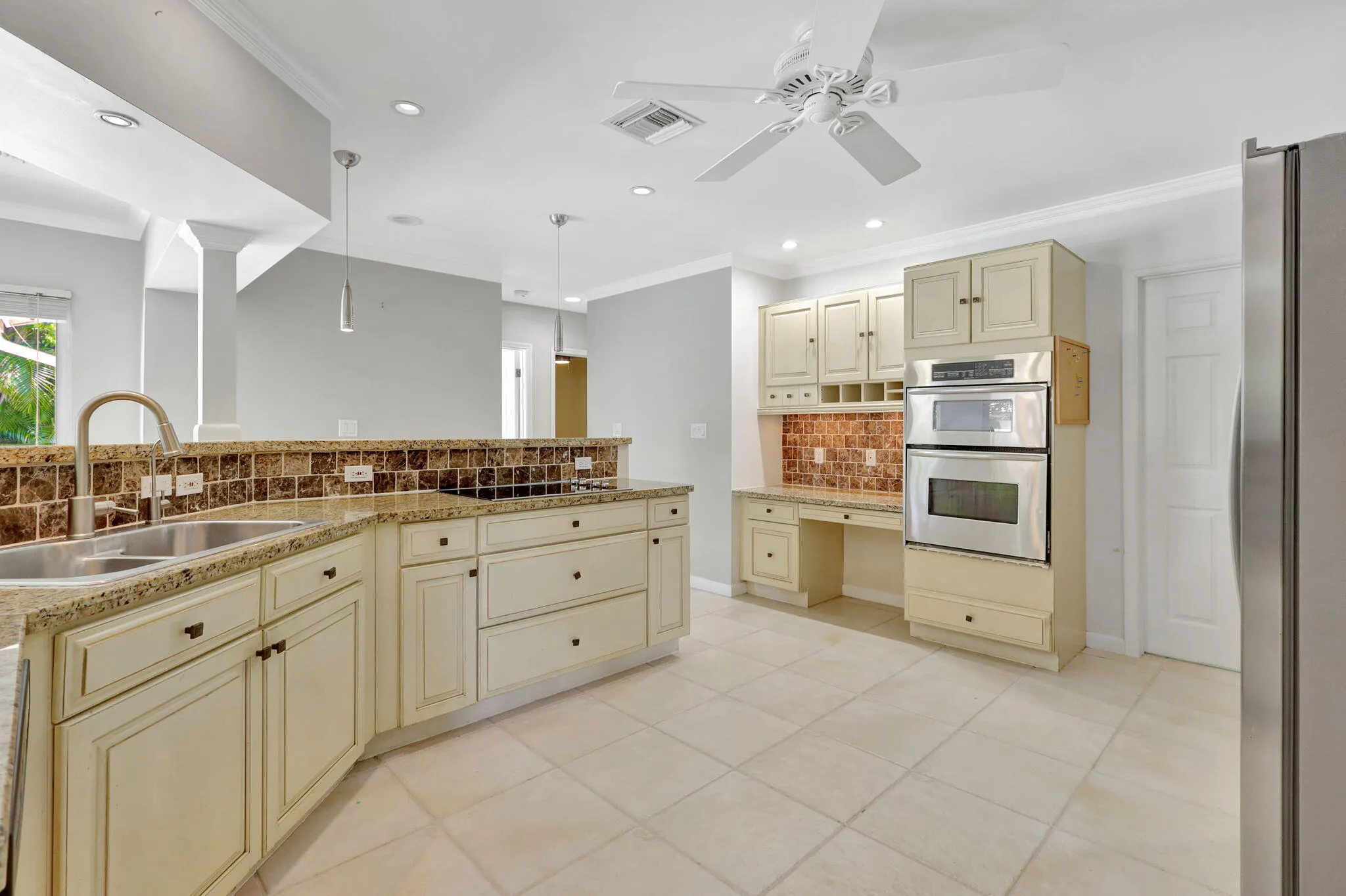 Large open plan kitchen with granite countertops