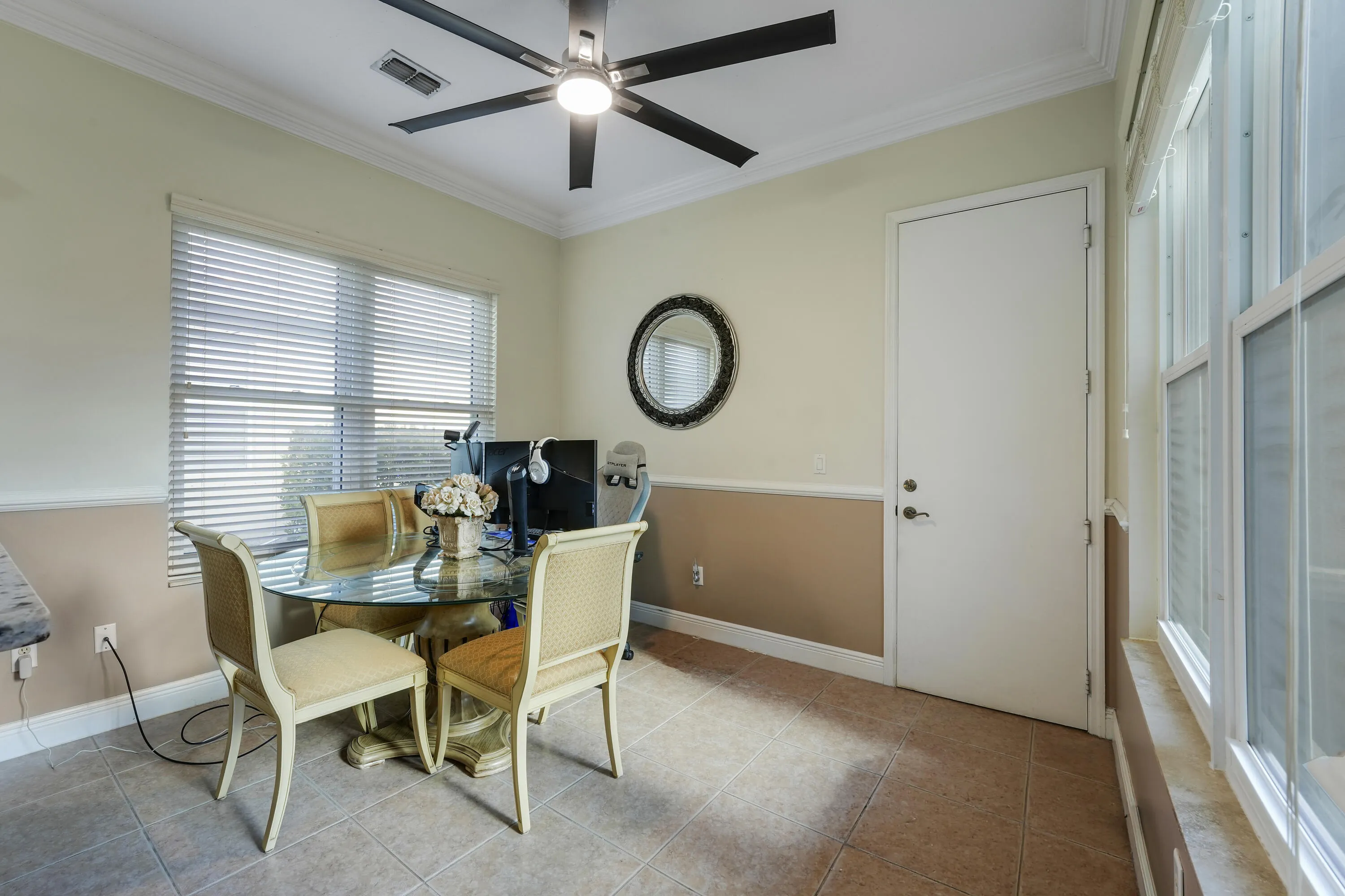 Eat in kitchen area