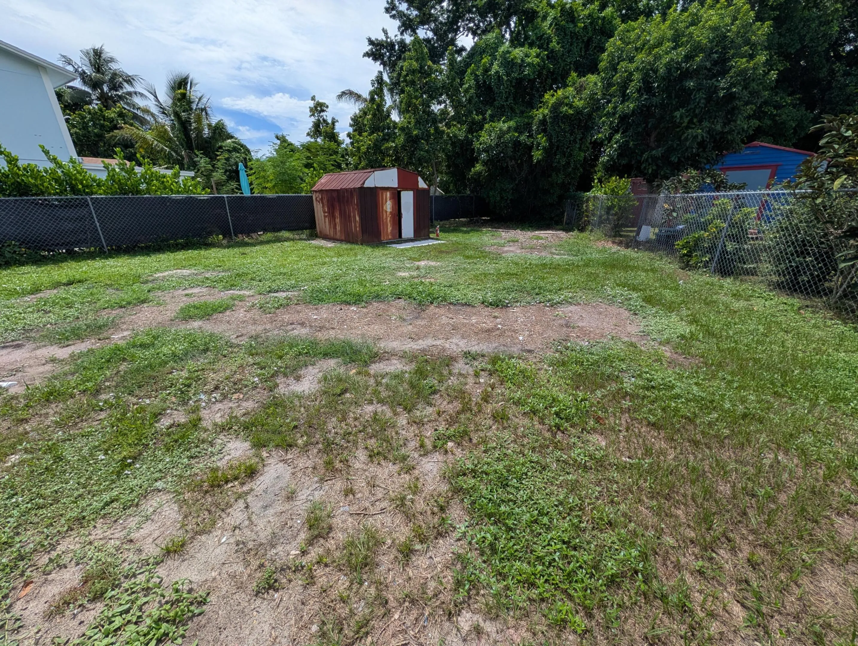 Huge fenced yard