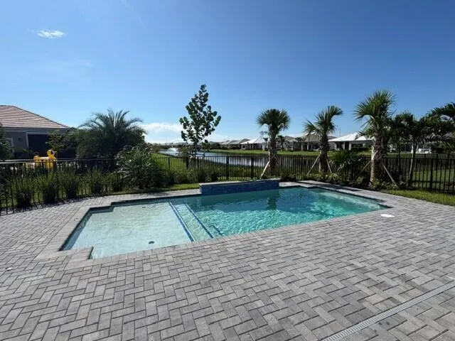 PRIVATE POOL WITH FOUNDTAIN