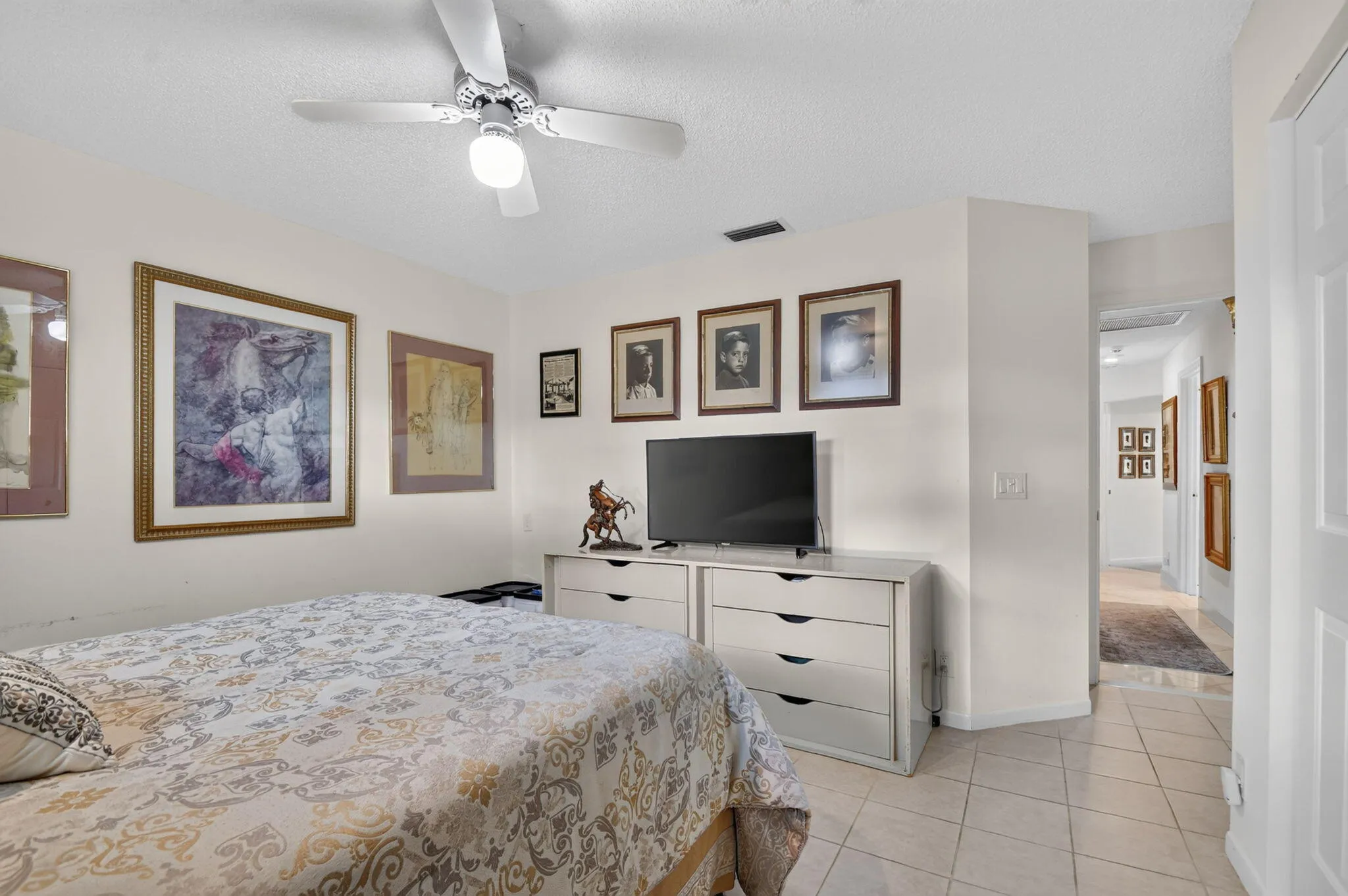 Ceiling fan with integrated lighting, recessed lighting, neutral wall paint, tiled flooring, and a paneled door