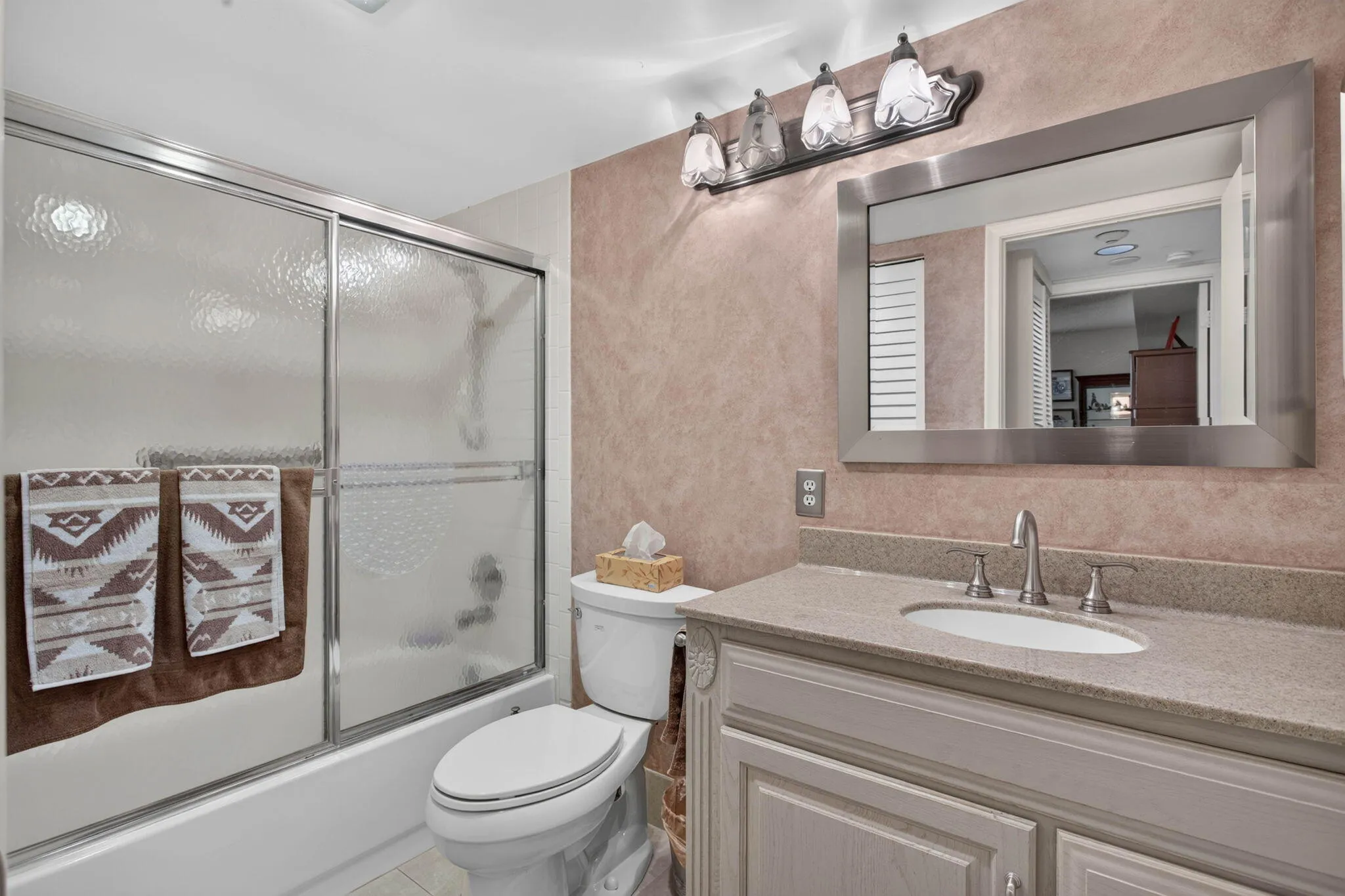 GUEST BATHROOM TUB/SHOWER