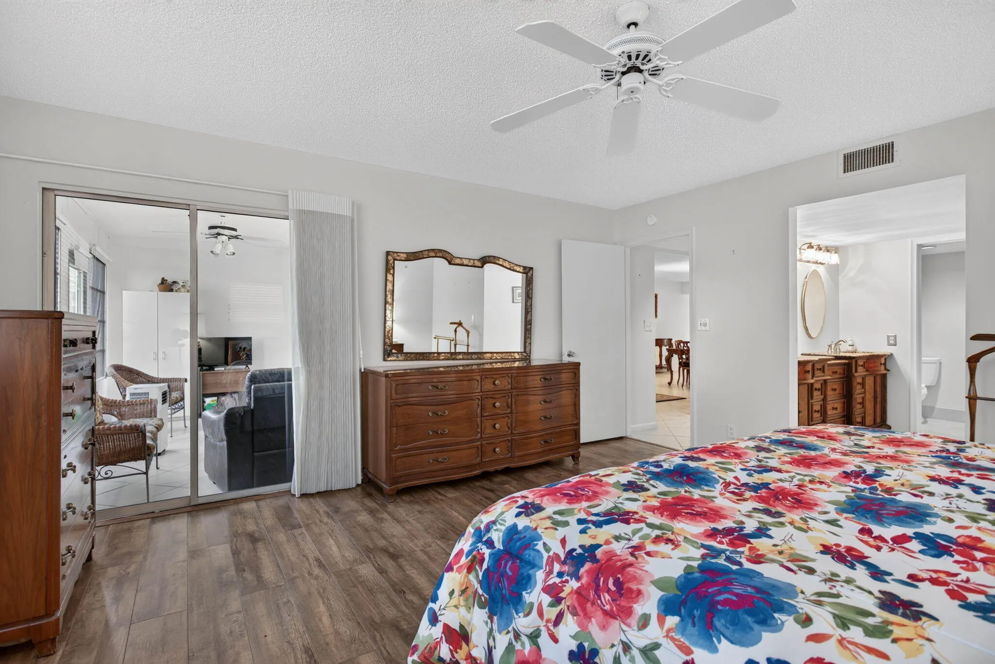 MAIN BEDROOM