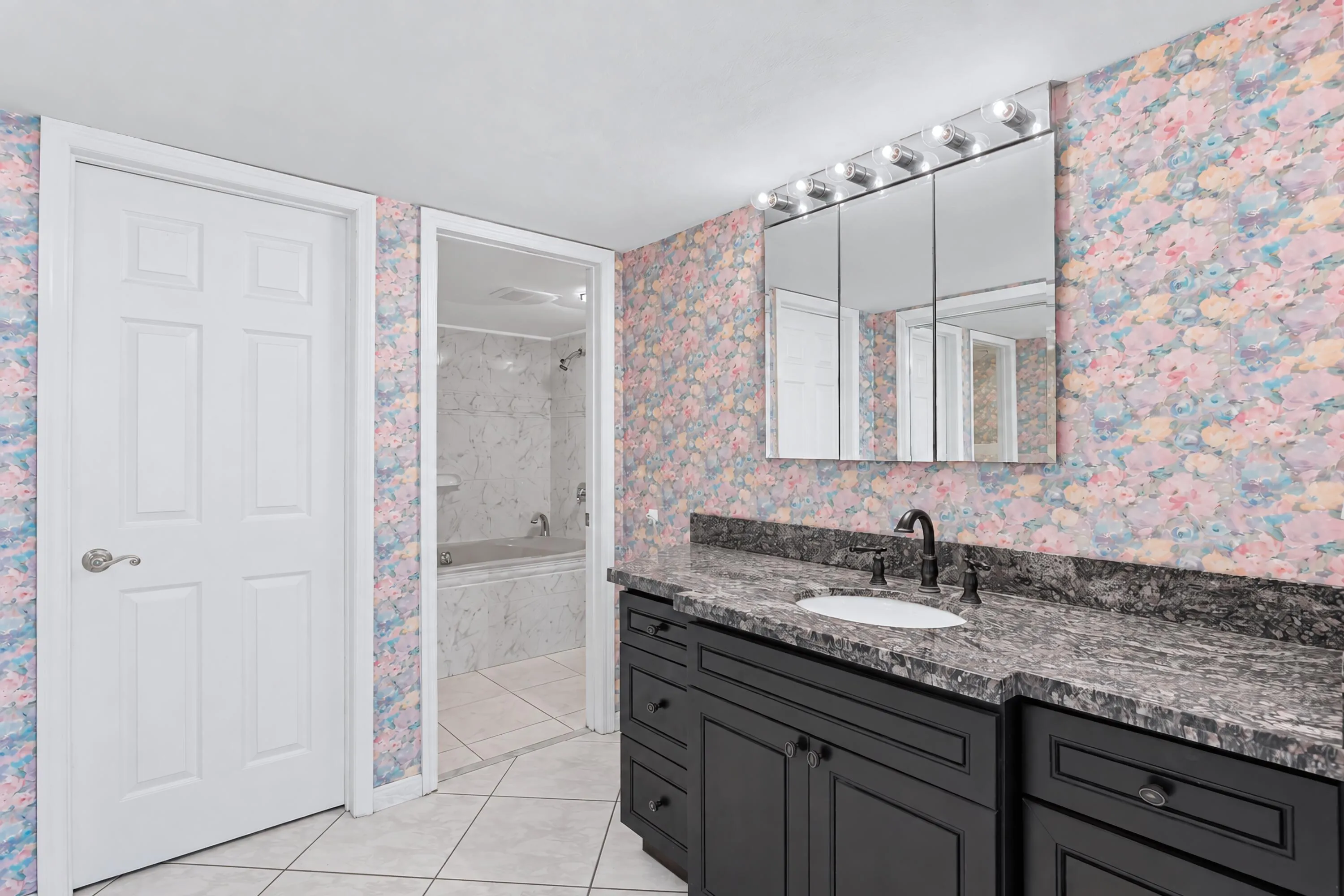 Master En-Suite Bathroom