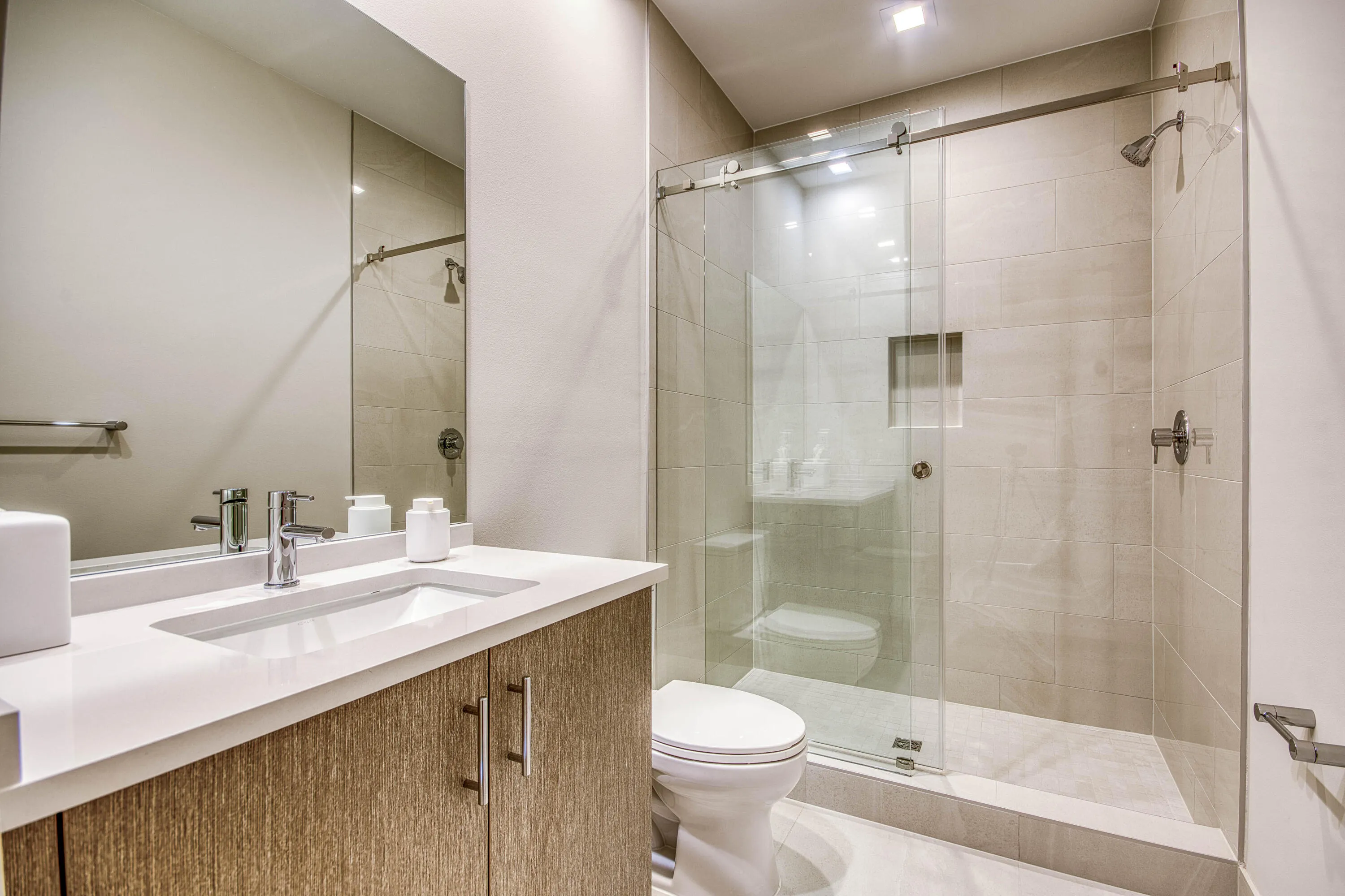 Guest Ensuite Bath 2