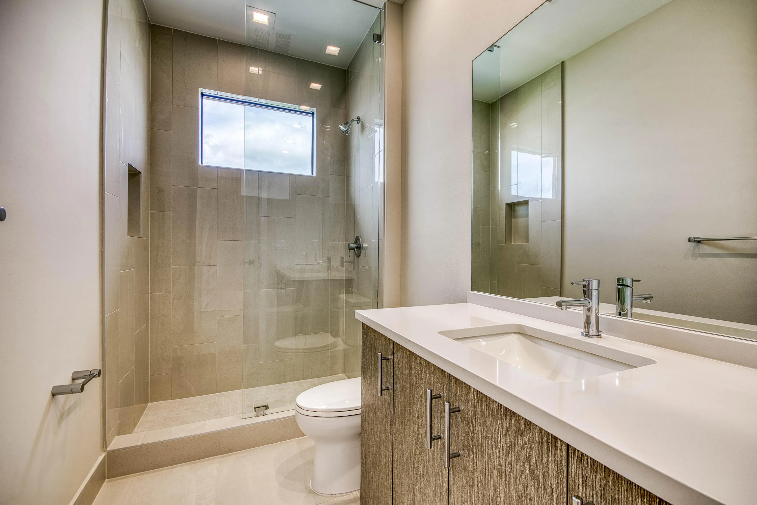 Guest Ensuite Bath 3
