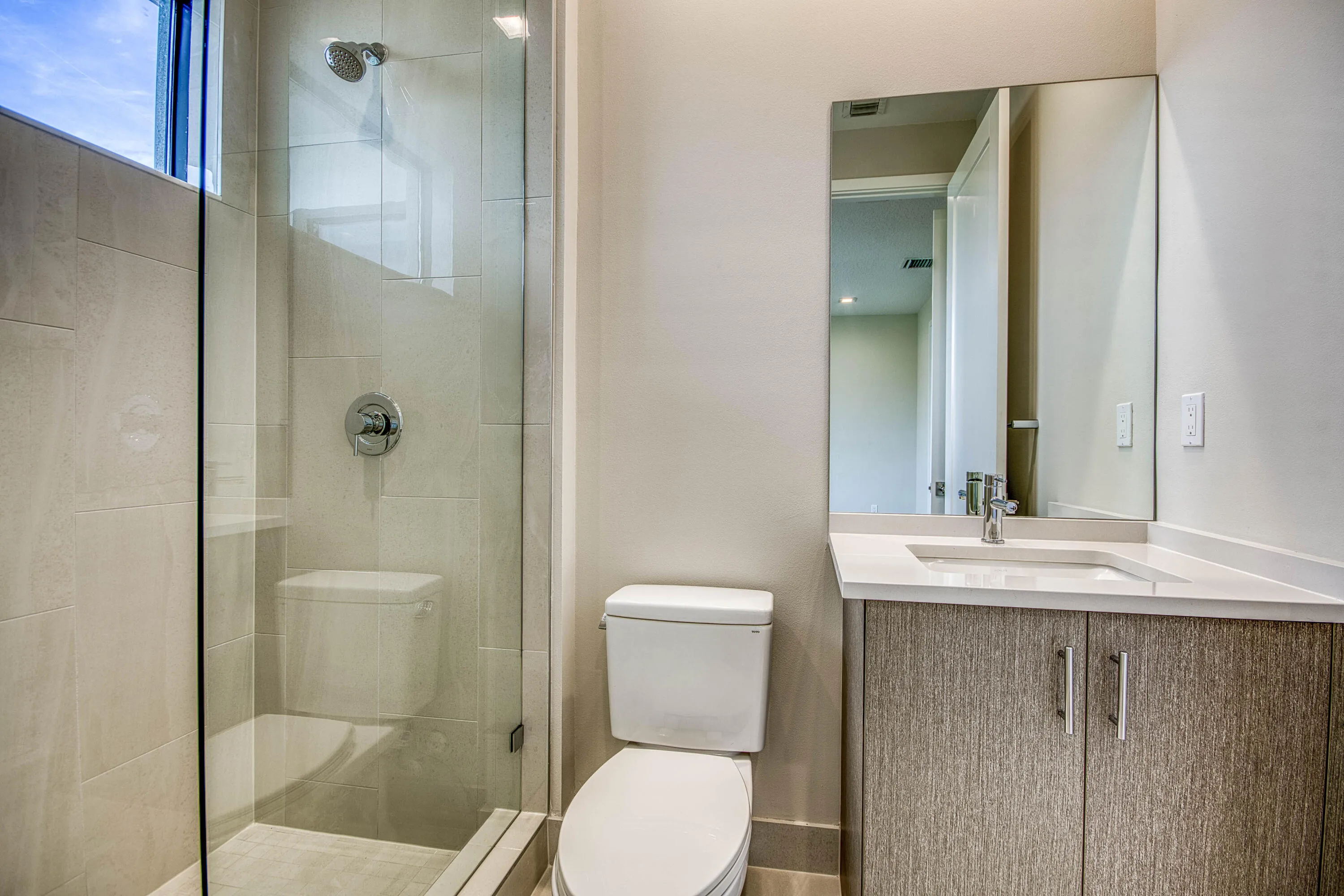 Guest Ensuite Bath 5