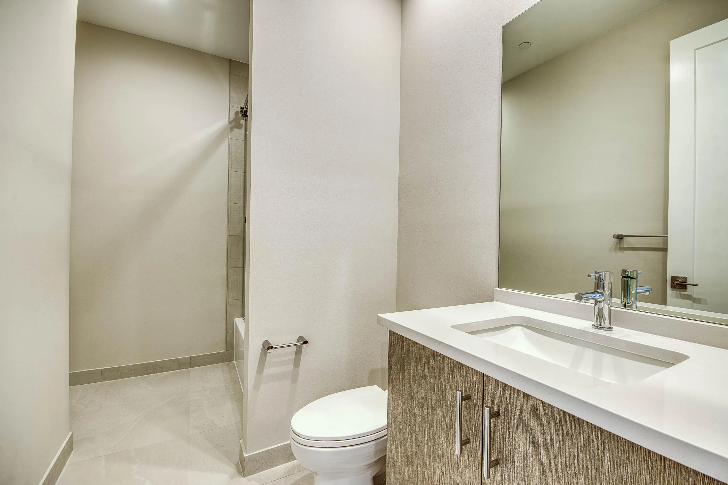 Guest Ensuite Bath 4