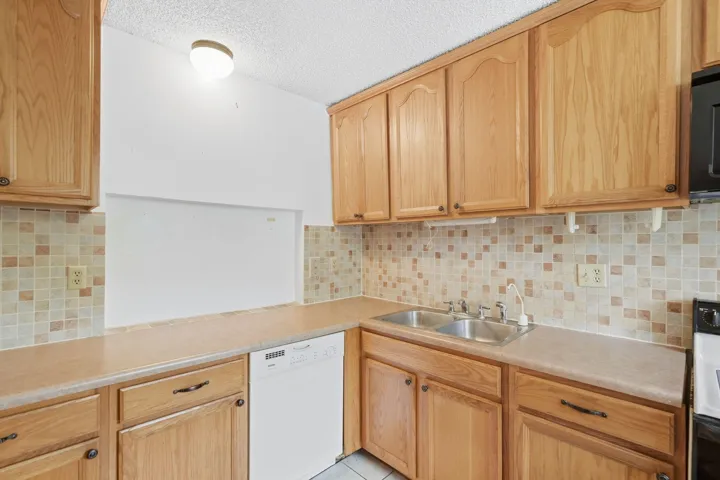 25-web-or-mls-8425_Forest_Hills_Drive_Un