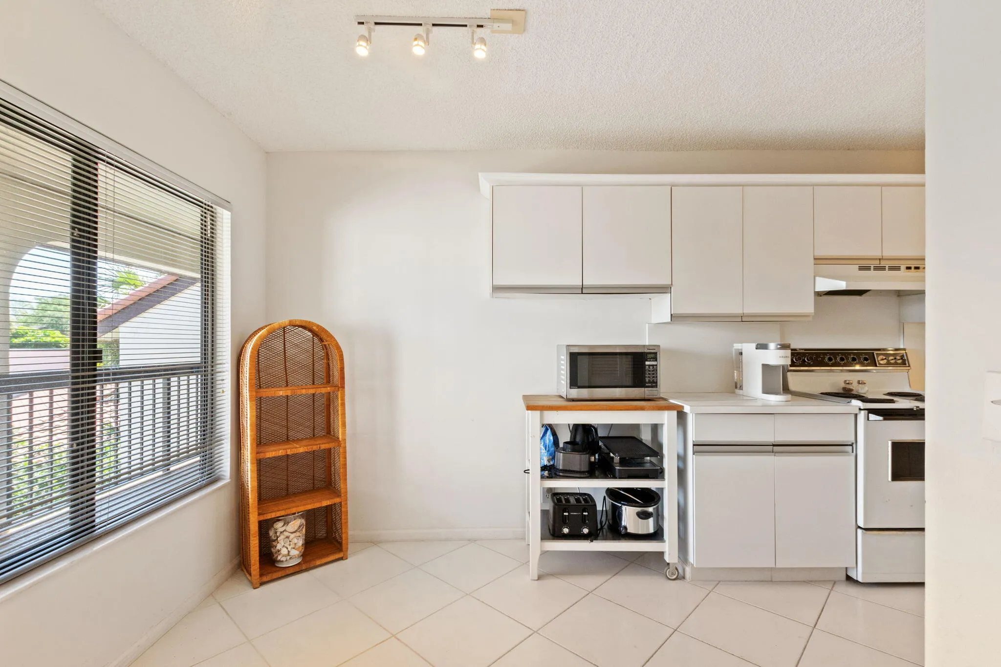 2-web-or-mls-5380-cedar-lake-dr-303