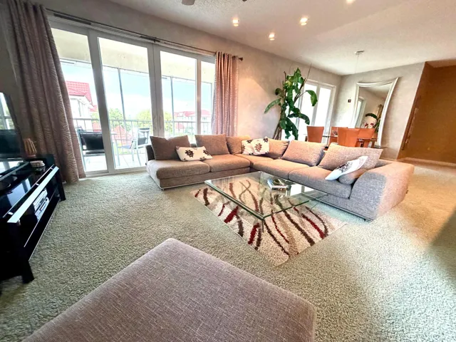 HUGE GREATROOM W SOARING CEILINGS