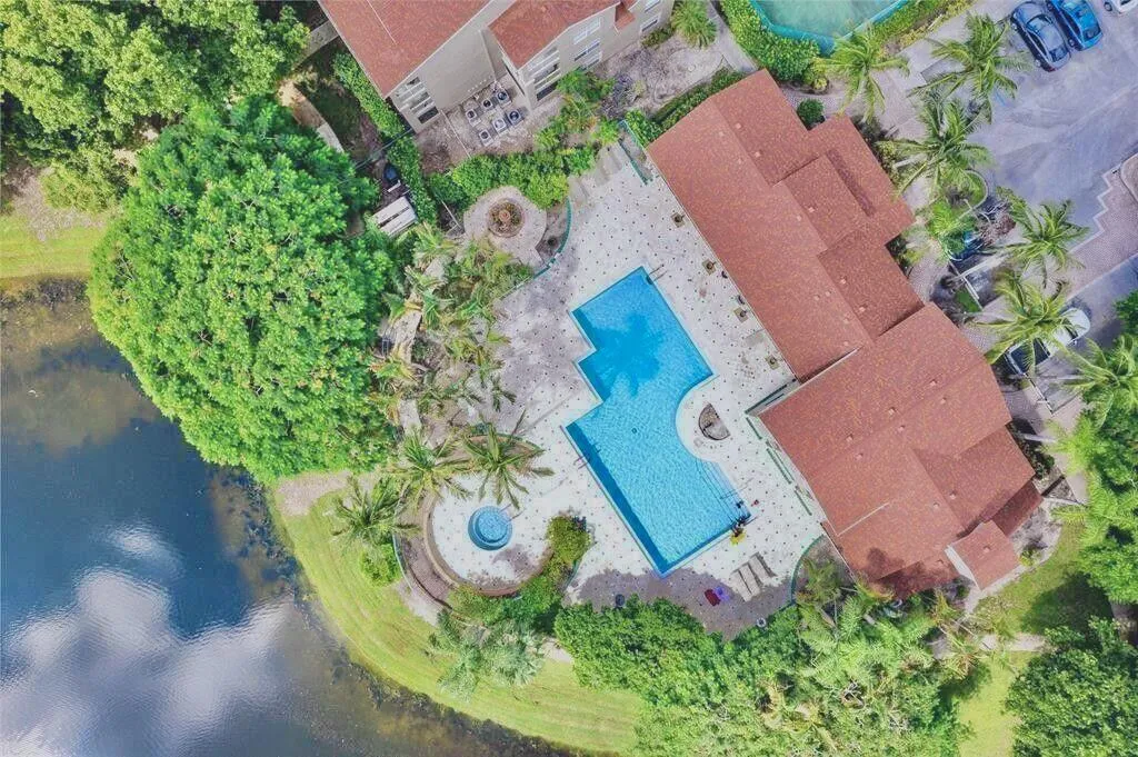 POOL/CLUBHOUSE