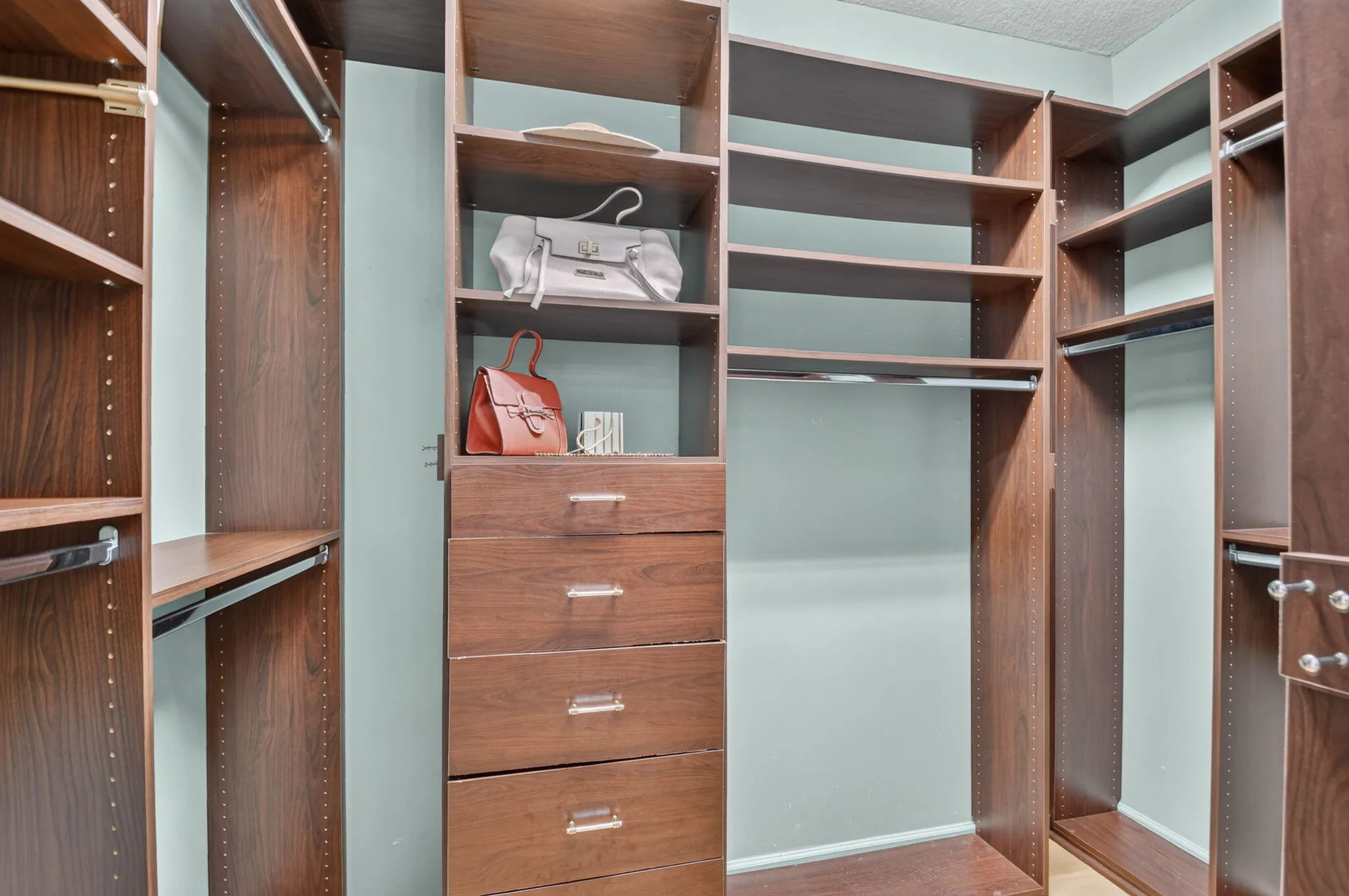 Plenty of room for your wardrobe, accessories and personal belongings.