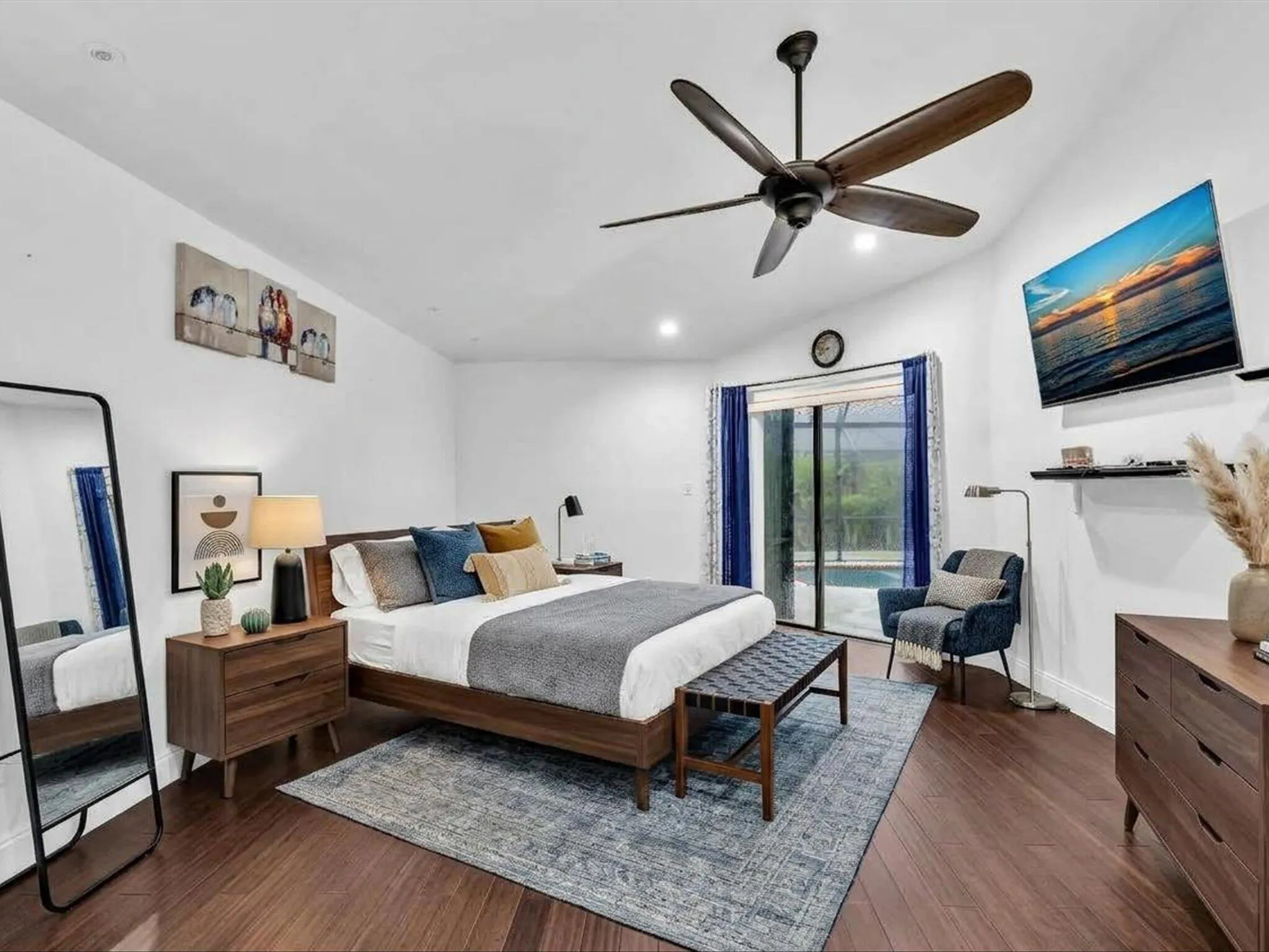 VIRTUALLY STAGED: Furniture, decor and/or lighting are for illustrative purposes only.