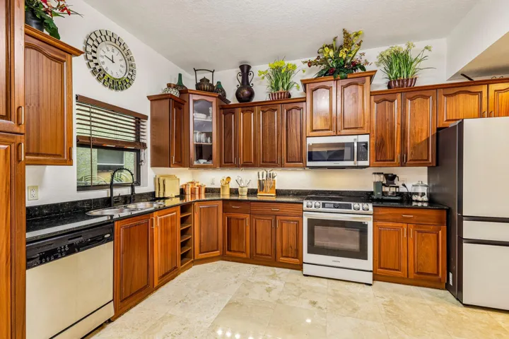 9-web-or-mls-Presidential Way #310-S1809