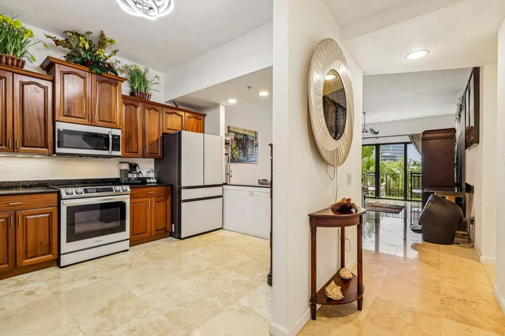 10-web-or-mls-Presidential Way #310-S180