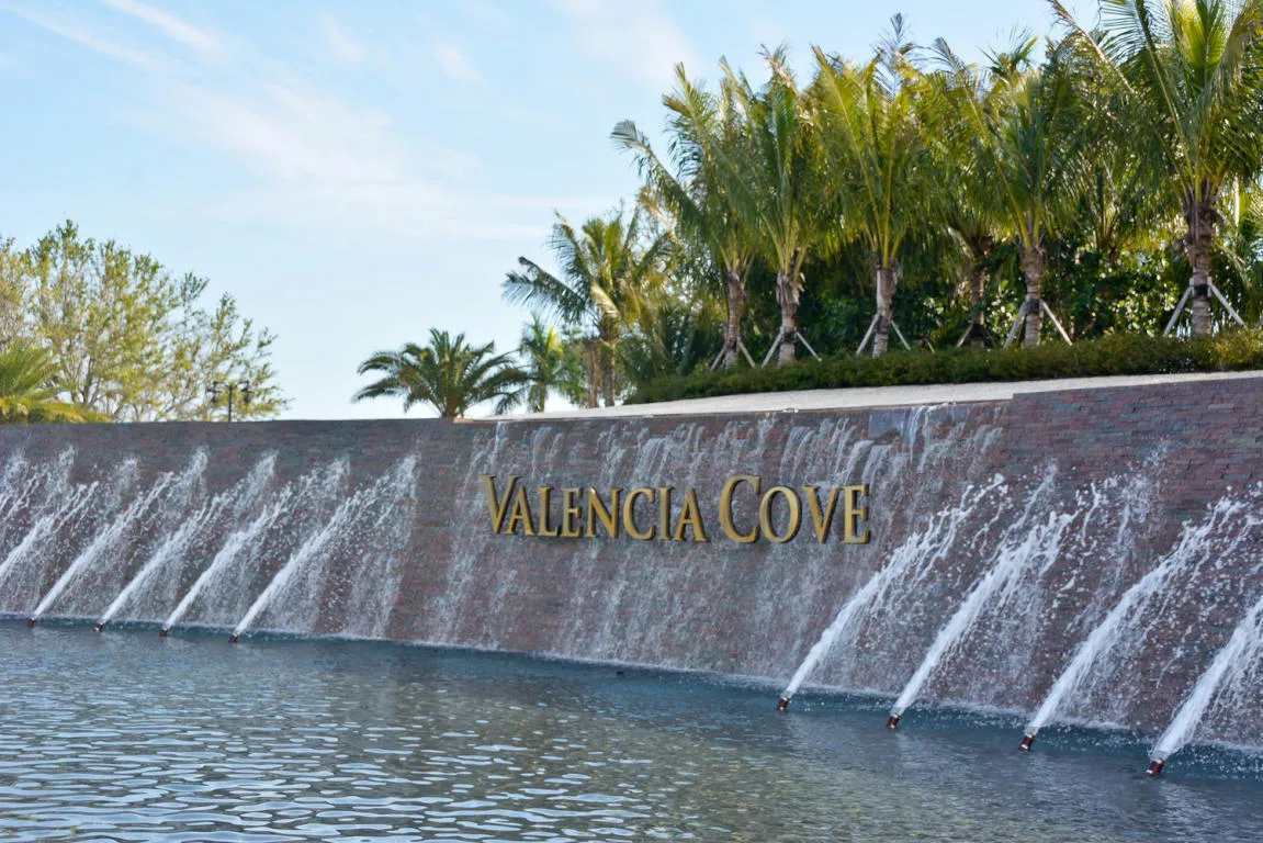valencia cove entrance