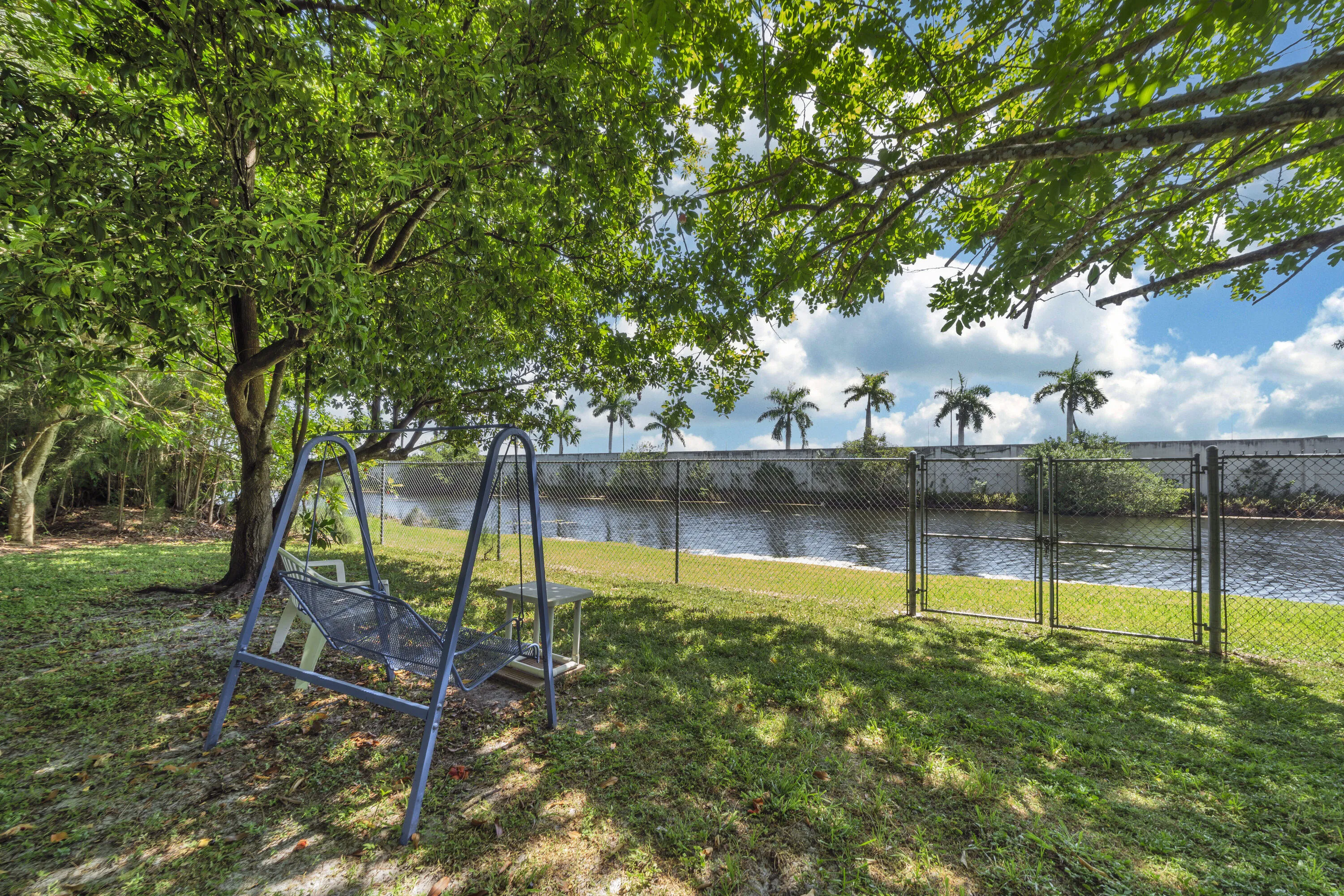 33 Canal Views (3)