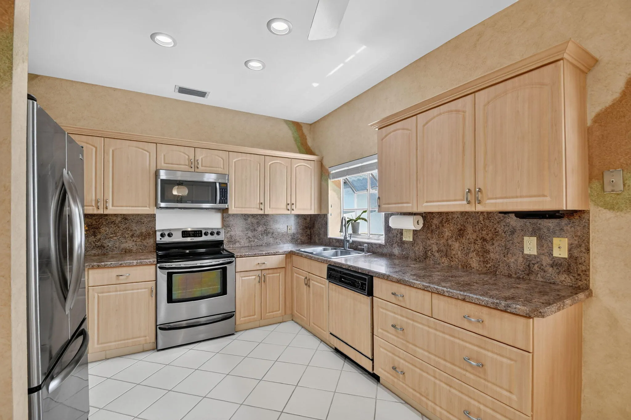 Neutral cabinetry w/pullout drawers.