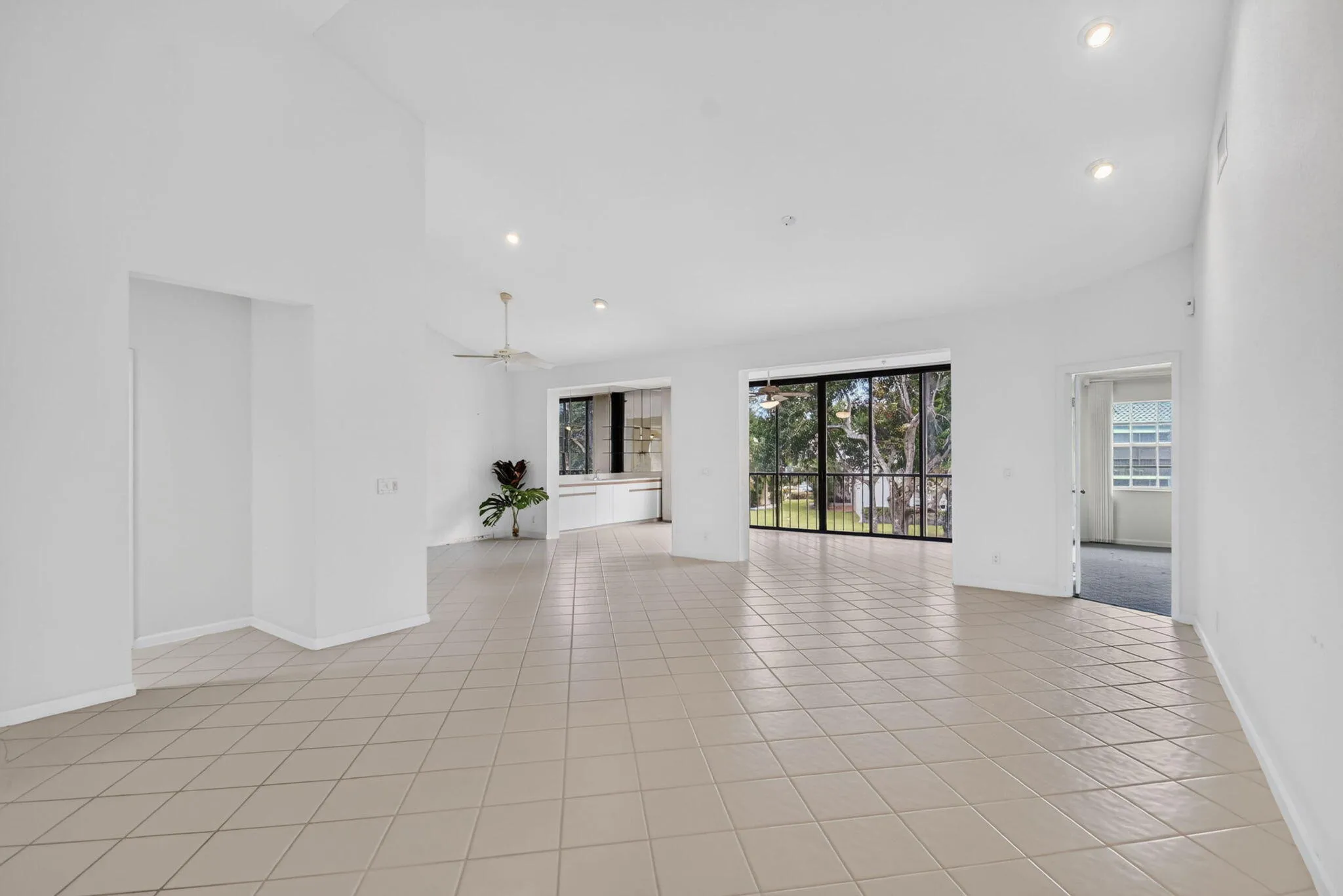 Large open living space w/tons of potential