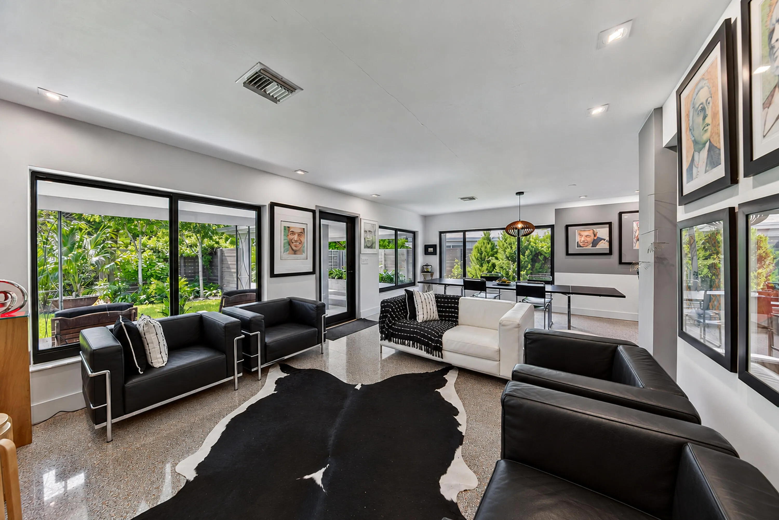 Spacious living area, with expasive windows and extensive wall space for your art.
PublicPublic