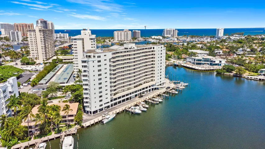 perfectly located to beach and downtown Las Olas