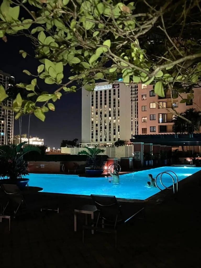 Illuminated swimming pool with integrated lighting and surrounding hardscaping