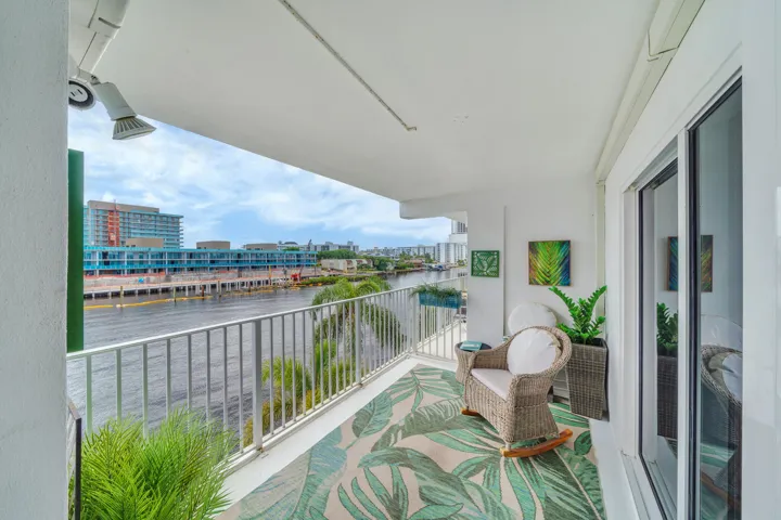 8 Balcony (2)