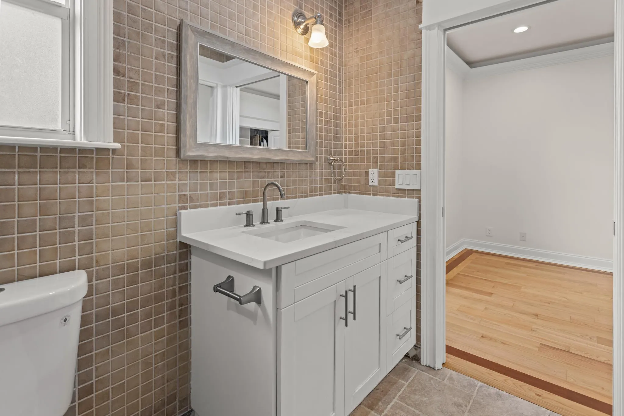 Guest Suite Bath RmE