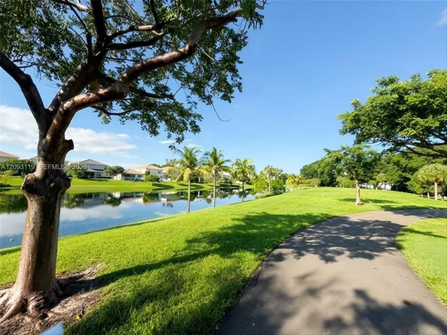 Hillcrest and Parkview residents enjoy exclusive access to beautiful landscaped gardens and walking trails—ideal for exercise or a relaxing stroll
