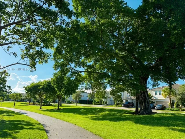 Hillcrest and Parkview residents enjoy exclusive access to beautiful landscaped gardens and walking trails—ideal for exercise or a relaxing stroll