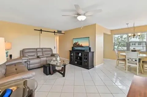 BRIGHT LIVING ROOM