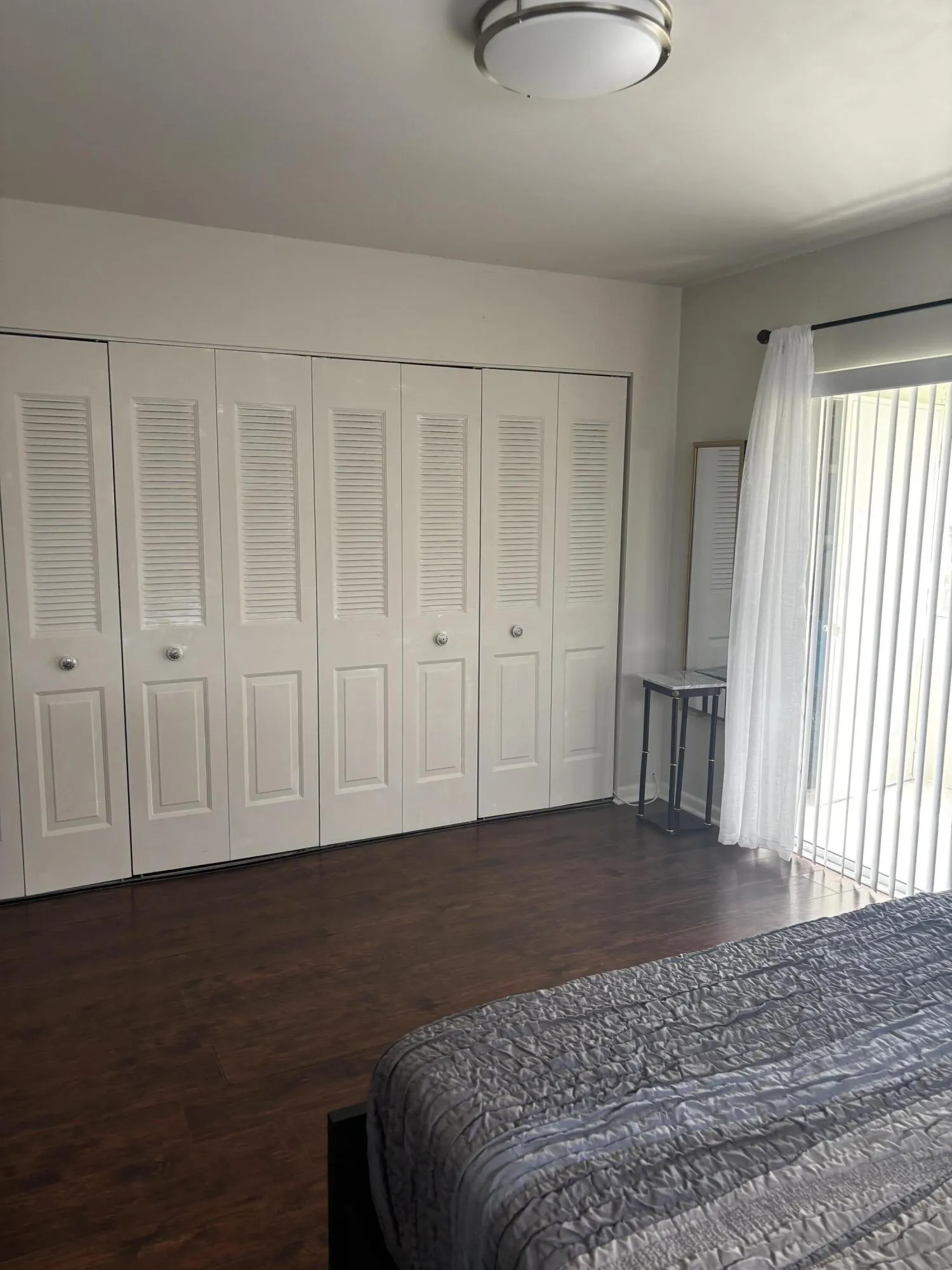 CLOSETS FULL WALL