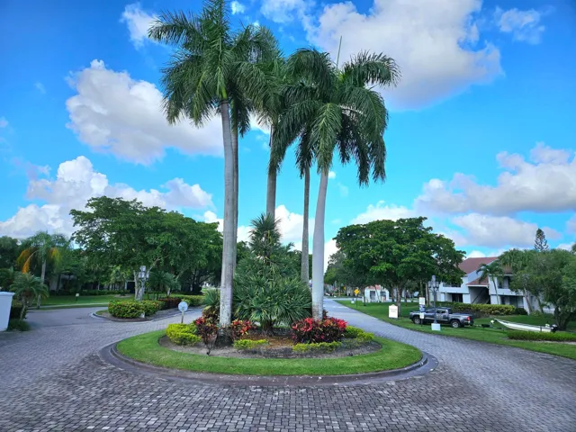 IMPRESSIVE ENTRANCE TO COCO PARC