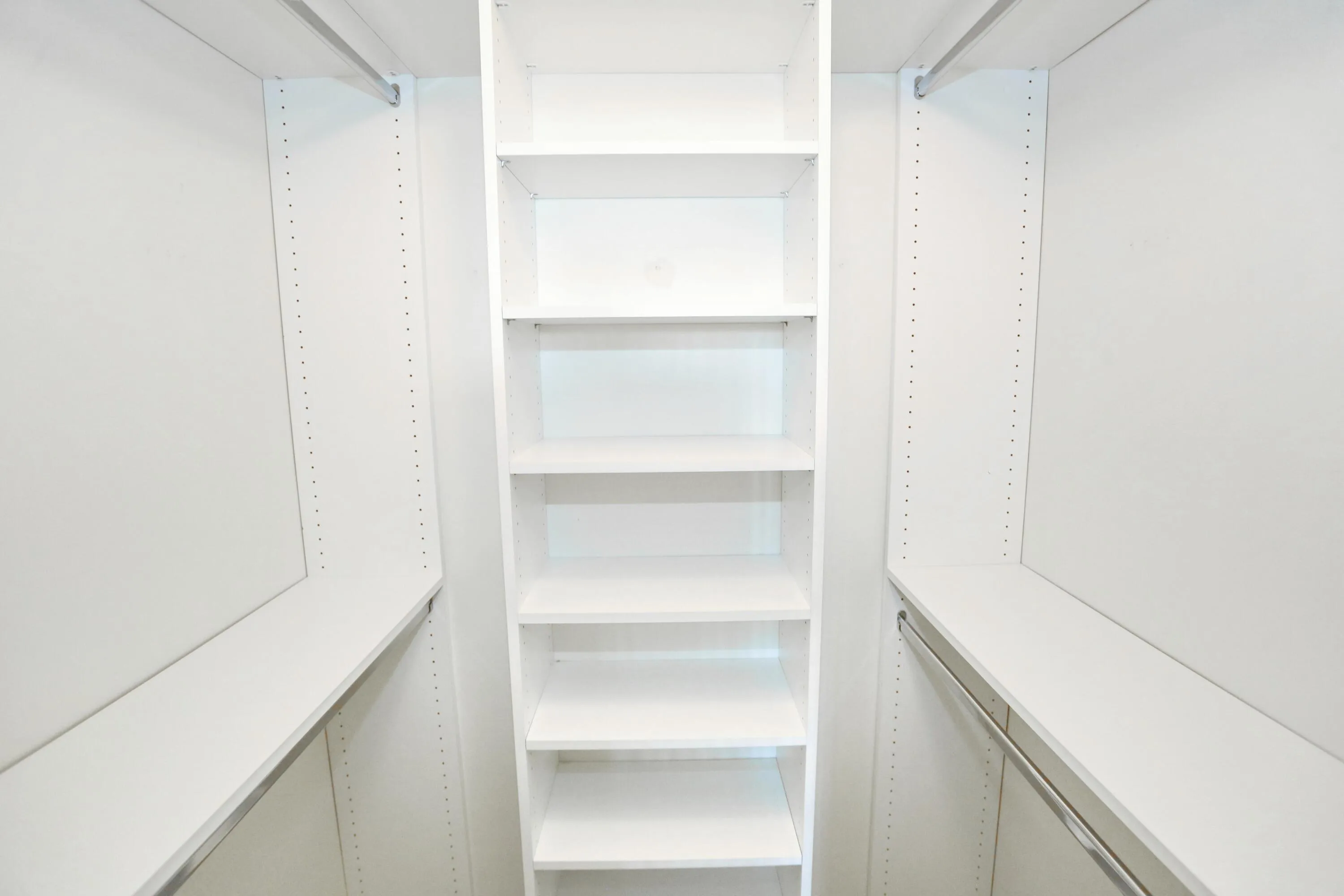 028-036-Master Closet-4200x2800