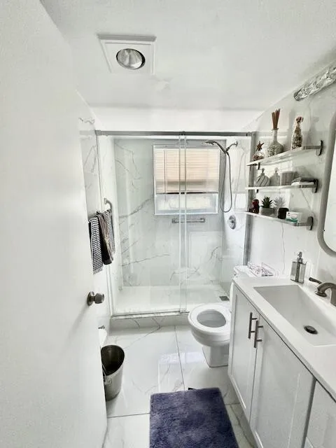 Main Bathroom w/Shower