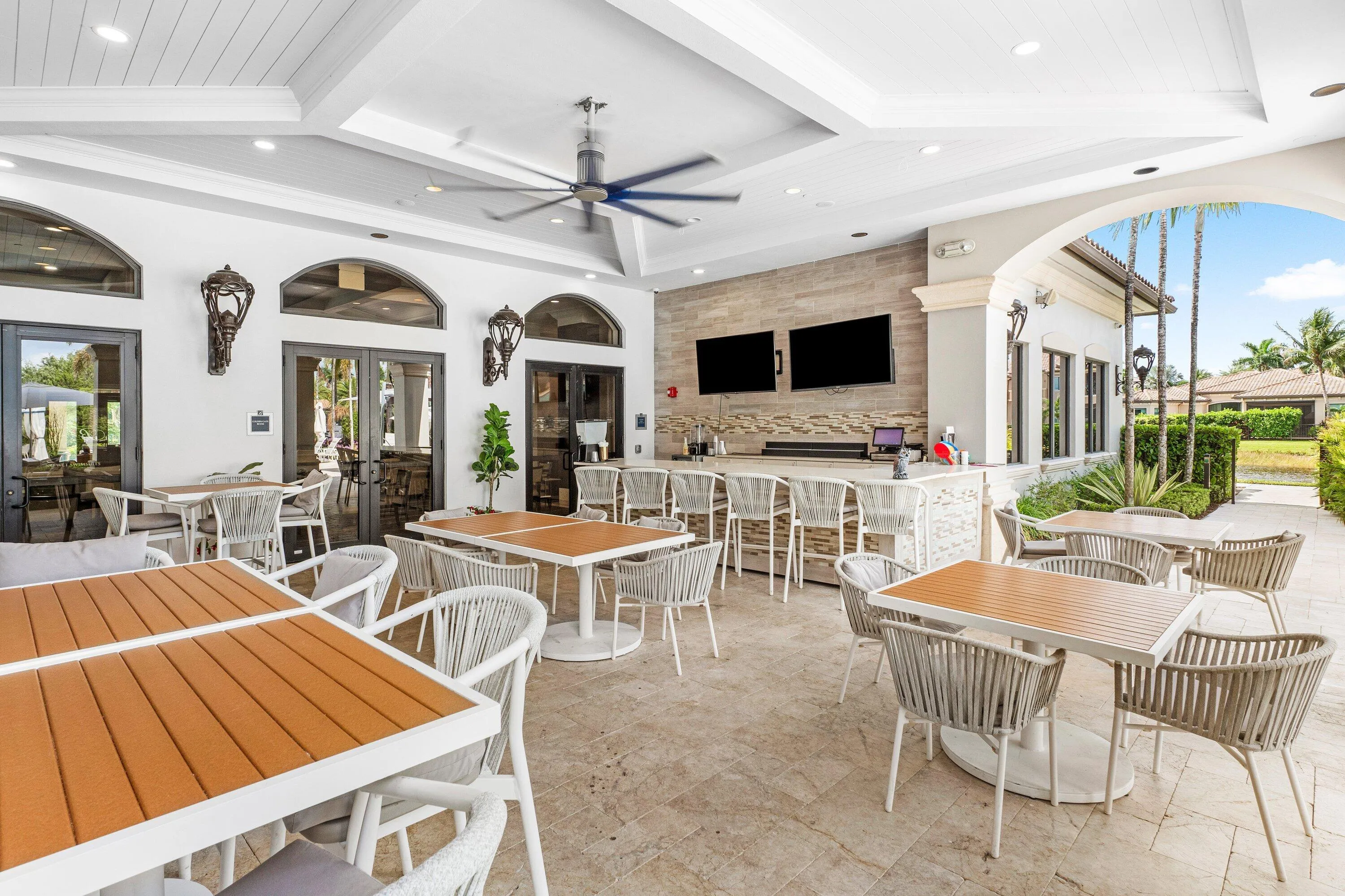 OUTDOOR BAR