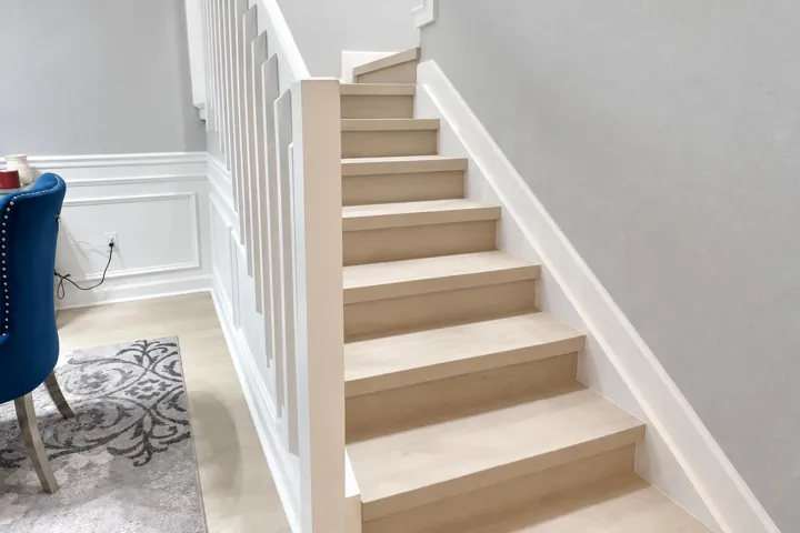 L-Shaped Stairs w/white railing