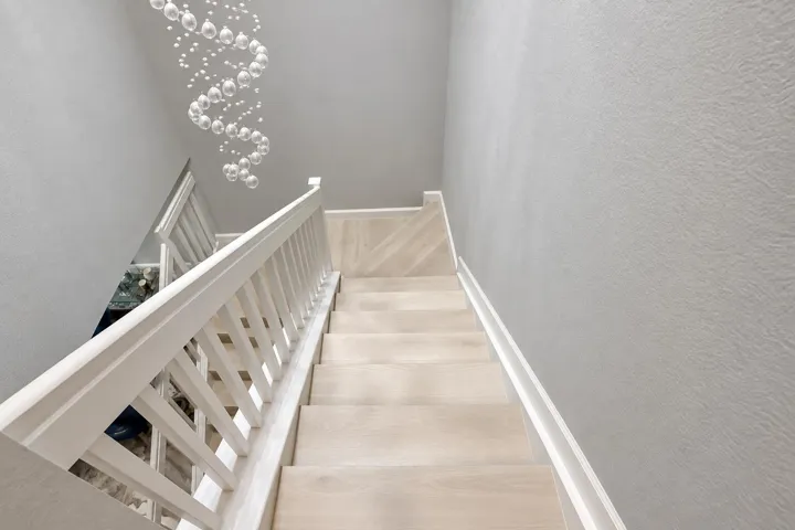 L-Shaped Stairs w/white railing