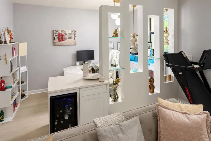 Stylish Dry Bar.